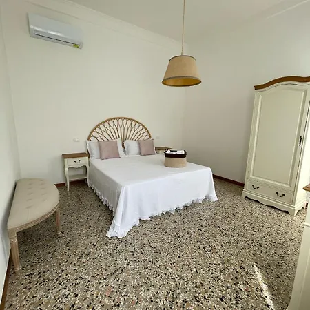 Residenza Stardust With Canal View * Venedik