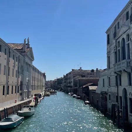 Residenza Stardust With Canal View Venedik